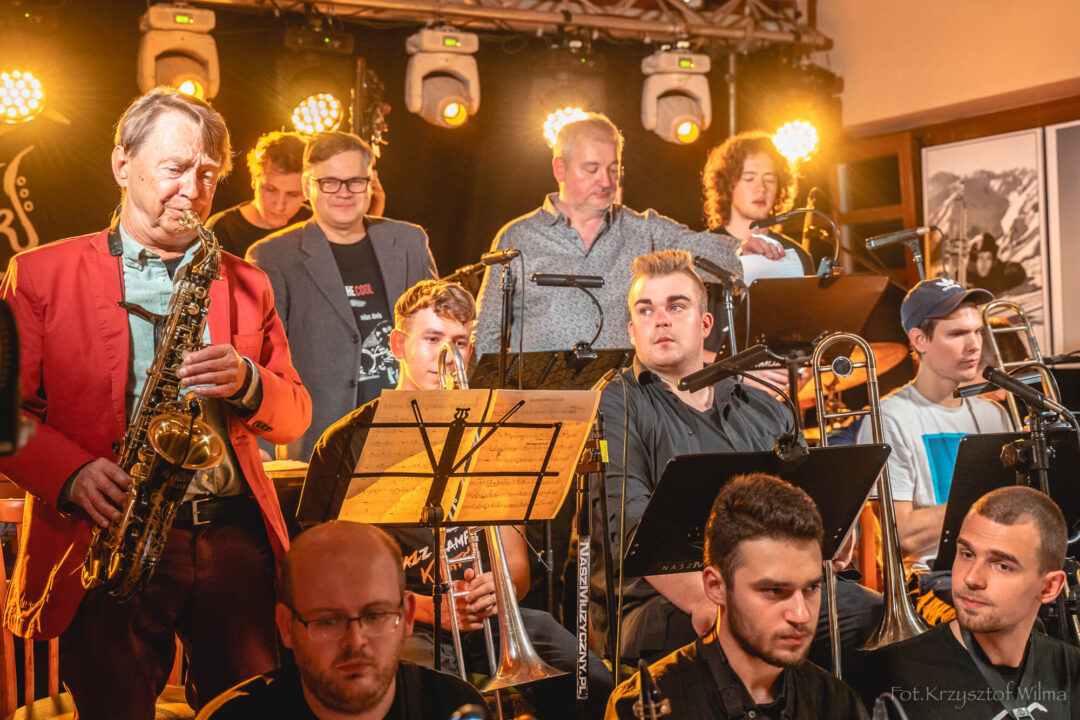 Koncert finałowy na Jazz Campingu Kalatówki (2019). Zbigniew Namysłowski po lewej stronie na saksofonie altowym. Fot. Krzysztof Wilma